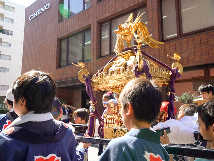 Children&#39;s portable shrine (in front of the head office)